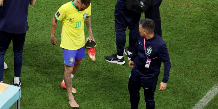 Médico da seleção diz que Neymar sofreu entorse no tornozelo direito