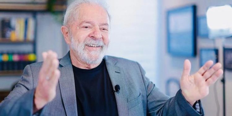 Enquanto Bolsonaro se cala, Lula trabalha para reverter oposição no Congresso
