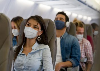Máscara volta a ser obrigatória em aeroportos e aviões do Brasil, a partir de hoje