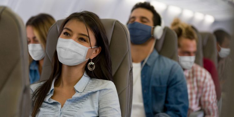 Máscara volta a ser obrigatória em aeroportos e aviões do Brasil, a partir de hoje