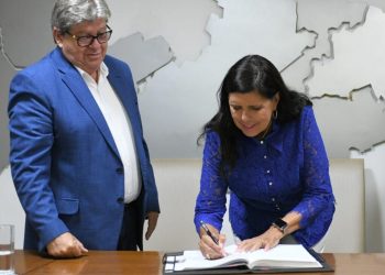 João se licencia e Lígia Feliciano assume o governo