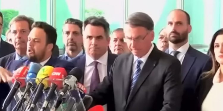 Bolsonaro agradece votação e condena ocupação de BRs