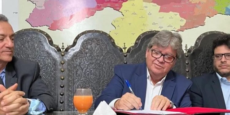 João Azevedo anuncia parcelamento do ICMS