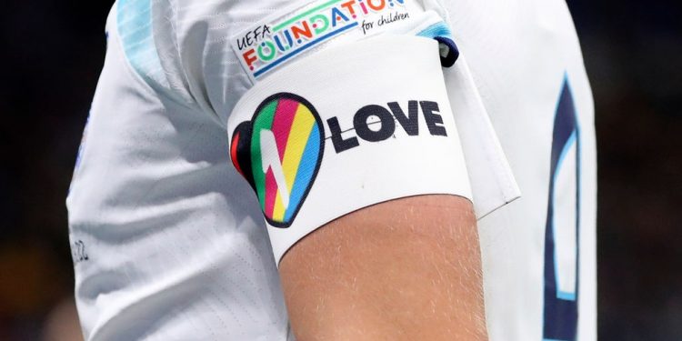Fifa ameaça punir capitães que usarem braçadeira LGBTQI+ durante a Copa