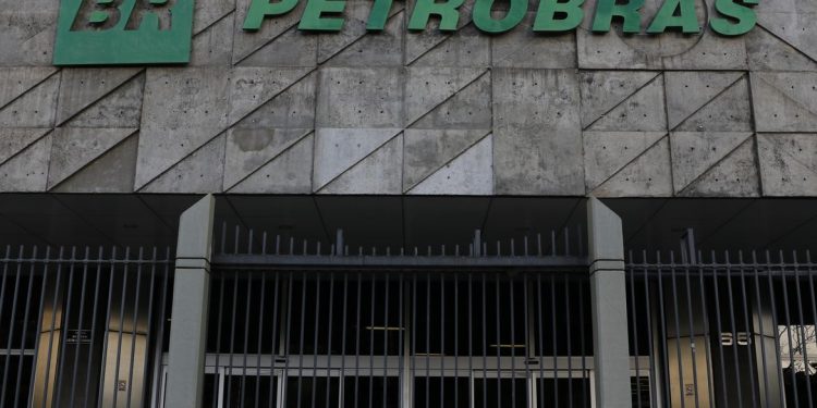 Petrobras tem lucro líquido de US$ 8,8 bilhões no 3º trimestre
