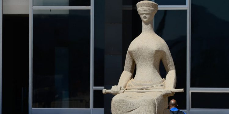 STF suspende julgamento de prisão especial para curso superior