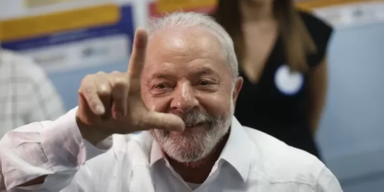 Lula determina volta do imposto federal e gasolina vai ficar R$ 0,69 mais cara em janeiro