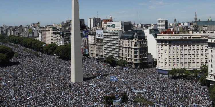 Campeões do mundo são recebidos como heróis na Argentina