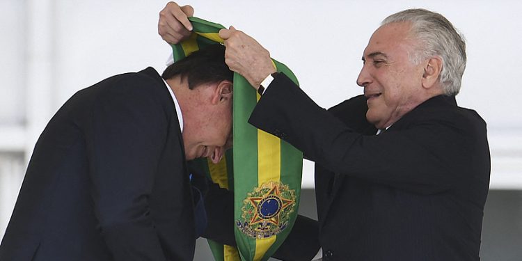 Câmara diz que Temer vai “passar” a faixa a Lula