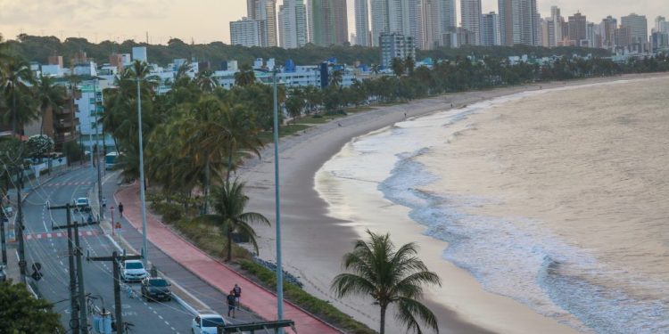 Prefeitura de Jpa inicia cadastro de famílias que querem montar tendas na orla, no réveillon