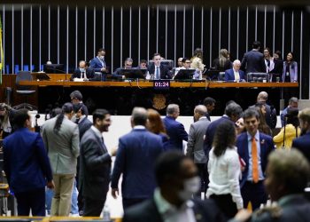 Câmara aprova PEC que garante pagamento do piso de enfermagem