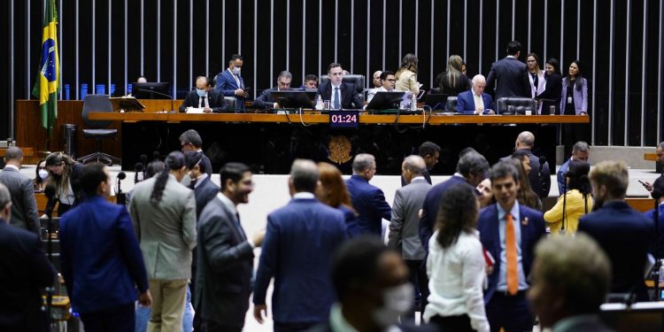 Câmara aprova PEC que garante pagamento do piso de enfermagem