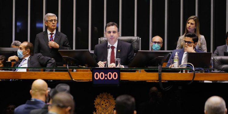 Congresso aprova pacote de ajustes para orçamento continuar secreto