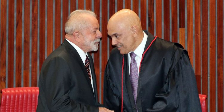 Alexandre de Moraes vai a festa com Lula após diplomação