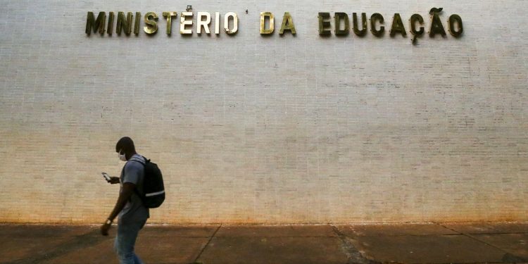 MEC revoga portaria sobre a abertura de cursos de medicina e acaba com Secretaria da Alfabetização