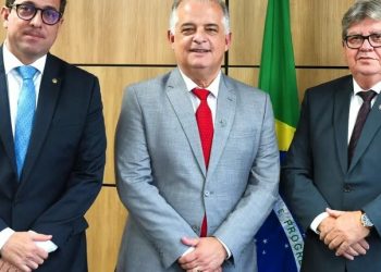 João Azevedo e Gervázio Maia vão a Brasília tratar de voos comerciais para Cajazeiras