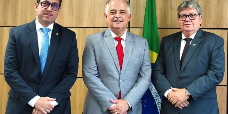 João Azevedo e Gervázio Maia vão a Brasília tratar de voos comerciais para Cajazeiras