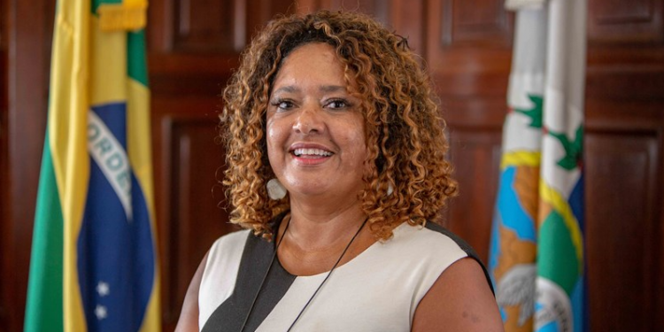 Em ato “pró-democracia” no RJ, deputada do PCdoB sugere pegar em armas contra bolsonaristas