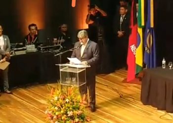 João Azevedo toma posse prometendo avanços na gestão estadual