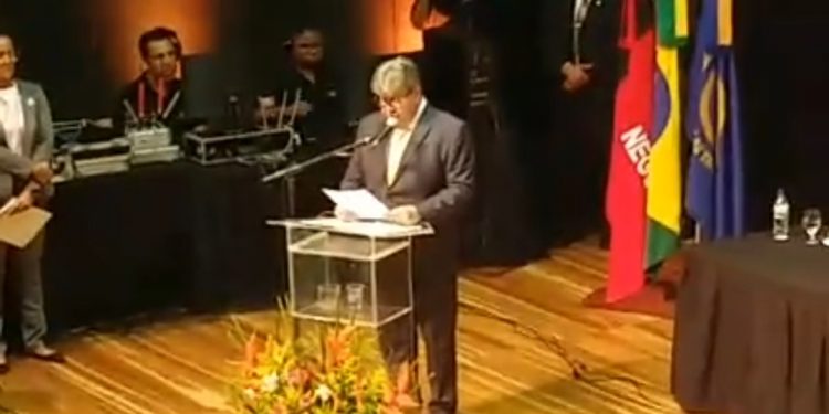 João Azevedo toma posse prometendo avanços na gestão estadual