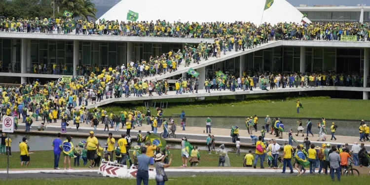 Manifestantes contrários a Lula invadem Congresso, Planalto e STF