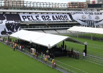 Corpo do Rei Pelé começa a ser velado na Vila Belmiro