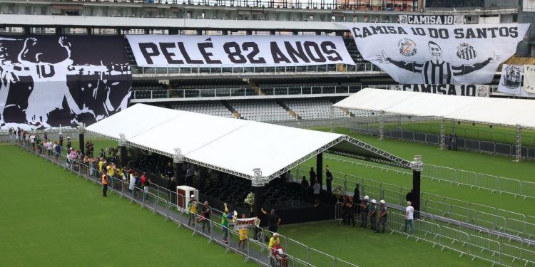 Corpo do Rei Pelé começa a ser velado na Vila Belmiro