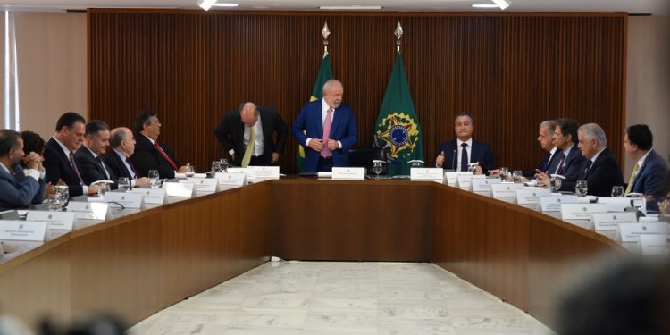 Em reunião com ministros, Lula fala de problemas históricos, como se nunca tivesse governado