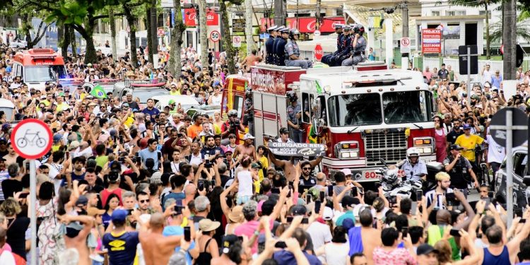 Corpo de Pelé é sepultado em Santos-SP