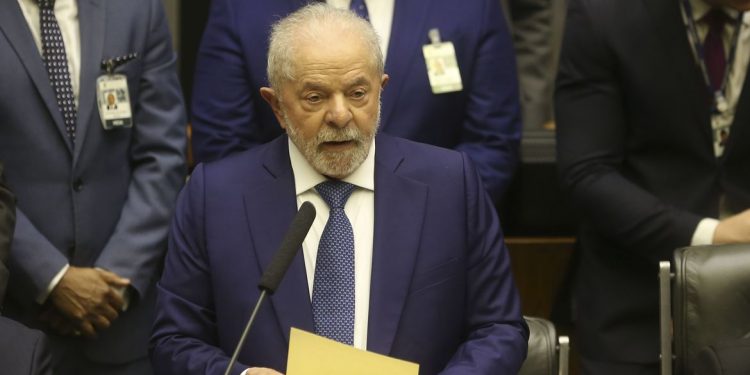 No primeiro dia de governo, Lula assina 52 decretos e 4 MPs