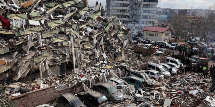 Tremores continuam na Turquia e mortes já passam de 5 mil