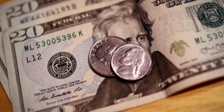 Dólar cai para R$ 5,04 após BC sinalizar juros altos por mais tempo