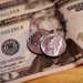 Dólar cai para R$ 5,04 após BC sinalizar juros altos por mais tempo