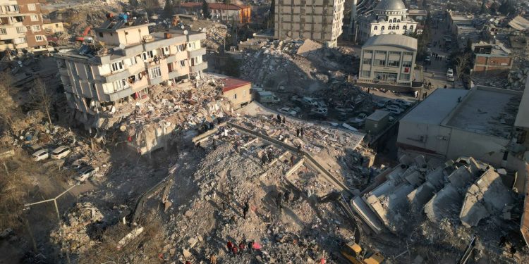 Número de mortos por terremoto na Turquia e Síria passa de 20 mil