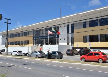 Homem esfaqueia ex-mulher, na frente do Fórum, ao sair de audiência de divórcio