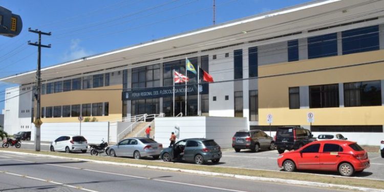 Homem esfaqueia ex-mulher, na frente do Fórum, ao sair de audiência de divórcio
