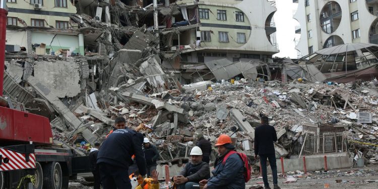 OMS pede ajuda internacional no apoio a Turquia e Síria