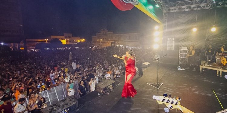 Abertura do Folia de Rua leva multidão ao Ponto de Cem Réis, em Jpa