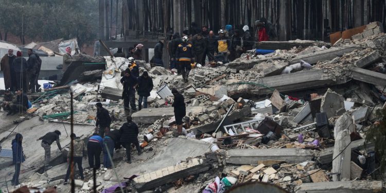 Terremoto deixa mais de mil mortos na Turquia e na Síria