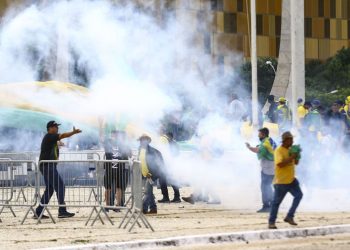 STF liberta mais 130 presos por envolvimento nos atnos de 8 de janeiro