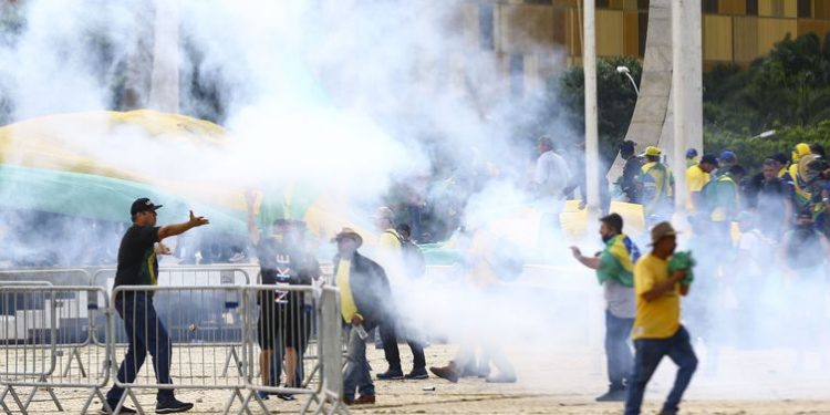 STF liberta mais 130 presos por envolvimento nos atnos de 8 de janeiro