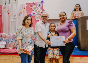 Cícero entrega certificados e kits a alunos da oficina de ovos de Páscoa
