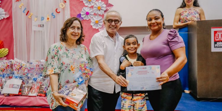 Cícero entrega certificados e kits a alunos da oficina de ovos de Páscoa