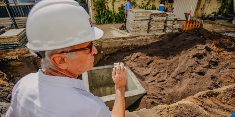 Cícero vistoria obras de drenagem em vários pontos da Capital