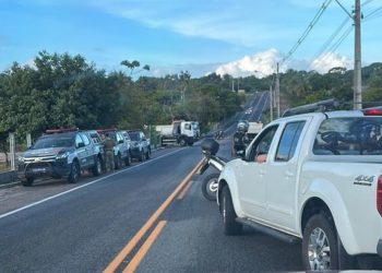 Polícia derruba casas de luxo em área invadida de Jacarapé, em João Pessoa