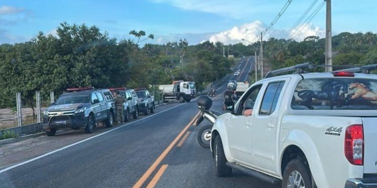 Polícia derruba casas de luxo em área invadida de Jacarapé, em João Pessoa