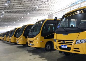 Governador entrega novos ônibus escolares para cidades do interior