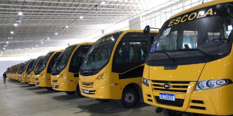 Governador entrega novos ônibus escolares para cidades do interior