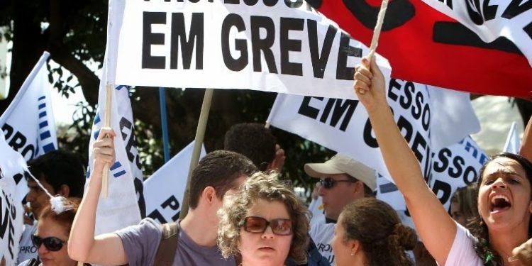 Professores de Campina Grande entram em greve por tempo indeterminado
