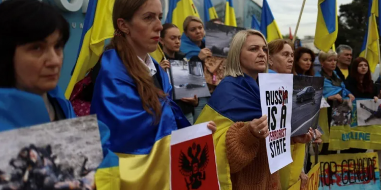 Ucranianos protestam contra Lula em frente à embaixada brasileira em Lisboa